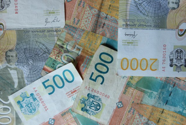Domaća valuta stabilna: Evro danas 117,99 dinara