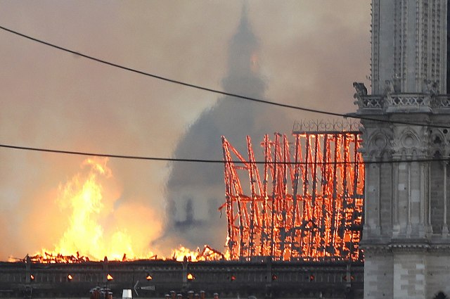Prva izjava tužioca: Požar u Notr Damu verovatno nesreæni sluèaj
