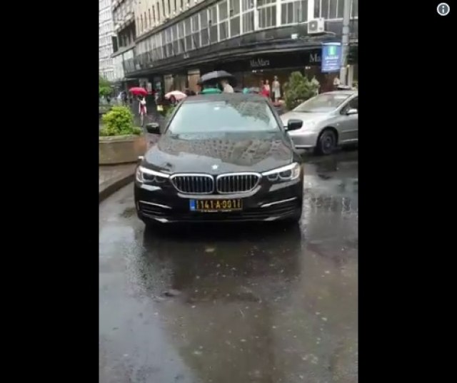 Vozač crnogorske ambasade usred Beograda napravio saobraćajni kolaps VIDEO