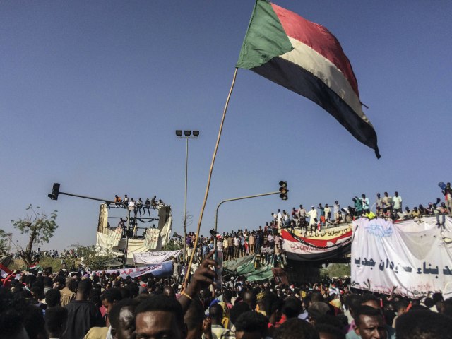 Svrgnuti sudanski predsednik prebaèen u zatvor