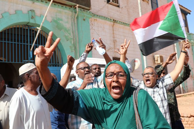 Uzvikuju "Sloboda, mir i pravda" uglas na protestu u Sudanu