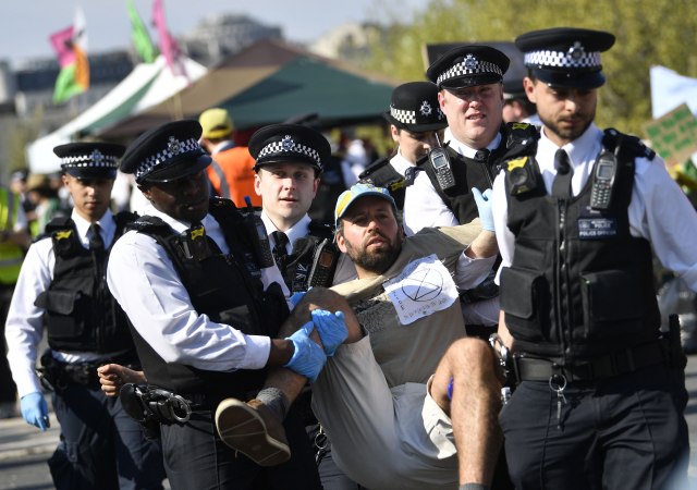 Haos u Londonu: Uhapšeno više od 700 ljudi za samo par dana FOTO