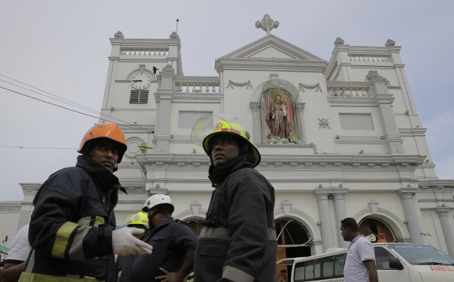 Objavljen snimak crkve iz koje kulja dim, raste broj mrtvih u Šri Lanki