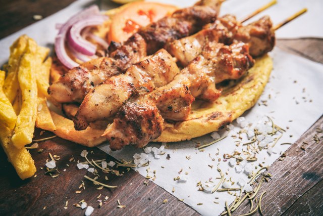 Prvo ćevapi, sad i suvlaki: Skače cena tradicionalnog grčkog jela