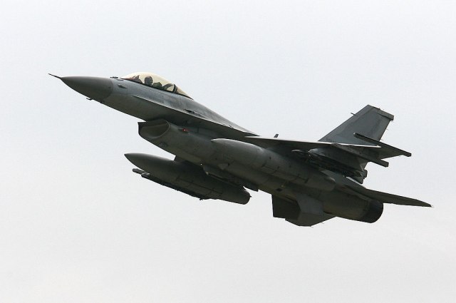 Tramp ide u vikendicu, dižu se lovci F-16