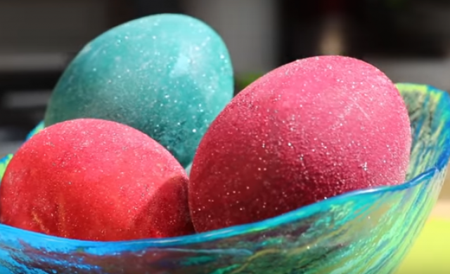 Ovako do sada niste farbali jaja: Svetlucaju i blistaju uz jednostavan trik  VIDEO