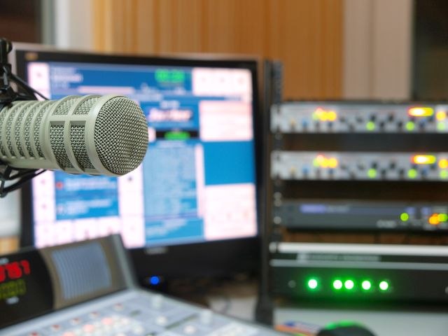 Radio Split hitno reagovao zbog "Proklete nedelje": Urednik se izvinjava zbog pesme stare 31 godinu