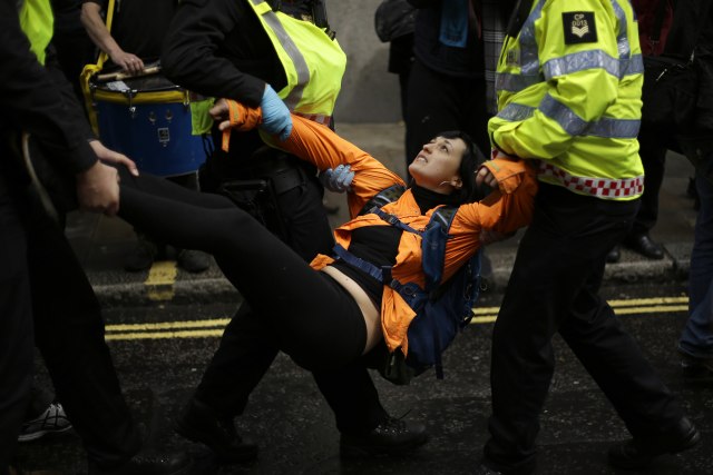 Haos u Londonu: Demonstranti blokirali ulaz Londonske berze, intervenisala policija