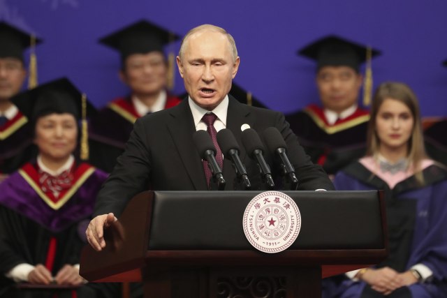 "Za mog pijatelja Putina diploma poèasnog doktora univerziteta"; Putin: Hvala prijatelju FOTO