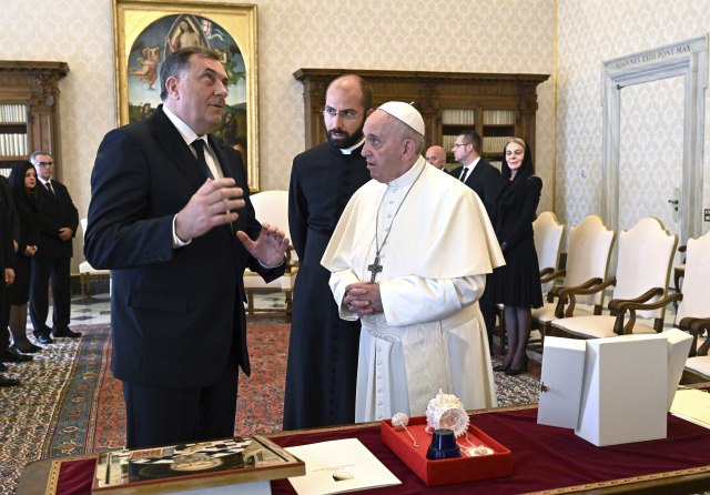 O čemu su razgovarali Dodik i papa Franja i kakve su poklone razmenili