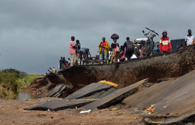 Mozambik: Petoro mrtvih, 200.000 zarobljenih u poplavama