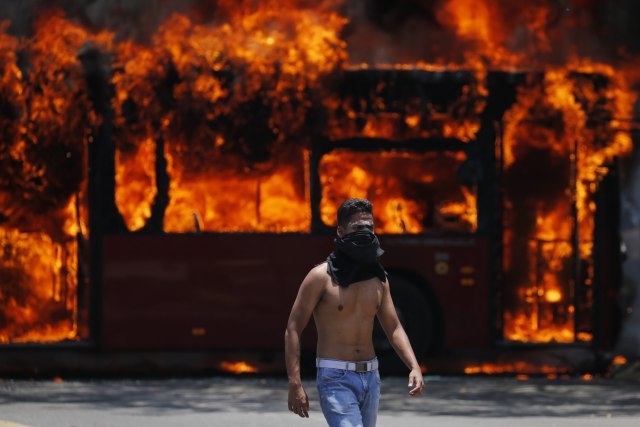 Haos u Karakasu: Vojno vozilo pregazilo demonstrante; Oglasio se i Tramp VIDEO