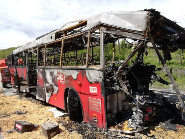 Four dead as bus and truck collide/PHOTO