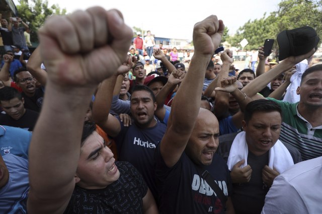 Maduro pozvao na masovnu mobilizaciju, pristalice se okupile