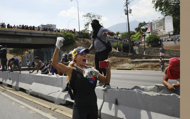 Novi "potresi" u Venecueli: Demonstranti gaðali snage bezbednosti Molotovljevim koktelima FOTO