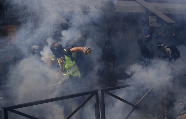 Haos na ulicama Pariza: Žestoki sukobi demonstranata i policije, 165 uhapšenih VIDEO/FOTO