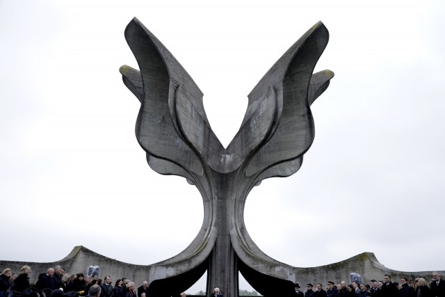 U Jasenovcu obeležen Dan sećanja na žrtve Holokausta: Naša obaveza je da nikad ne zaboravimo!