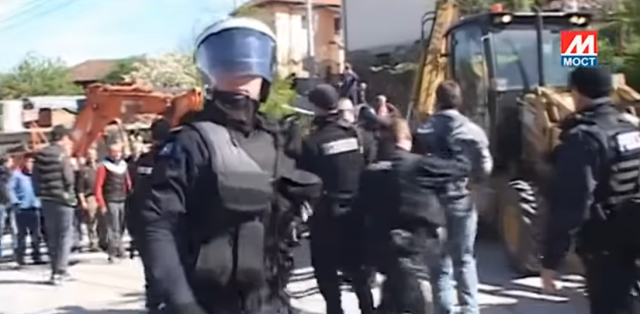 Kosovo special police injure 20 people in Serb enclave/VIDEO