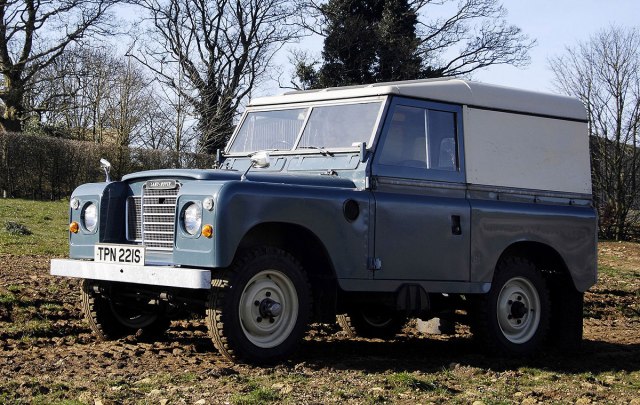 Otkriven jedan od automobila koje će voziti Džejms Bond u novom filmu FOTO