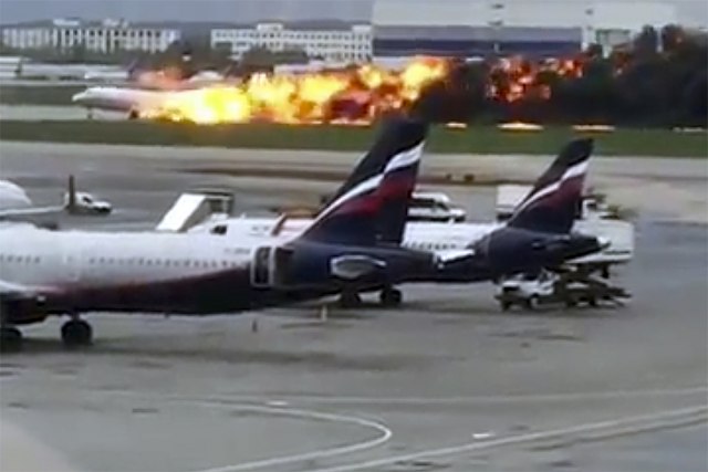 Objavljen novi snimak: Avion udara u pistu, pa još jednom i onda počinje da gori VIDEO