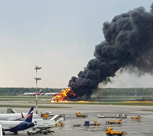 Objavljeni jezivi snimci unutrašnjosti: Šta je ostalo od ruskog aviona posle požara VIDEO