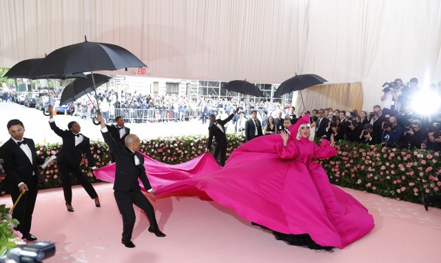 Ledi Gaga na "Met gala 2019": Poèela u ogromnoj pink balskoj haljini, završila u gaæama! VIDEO
