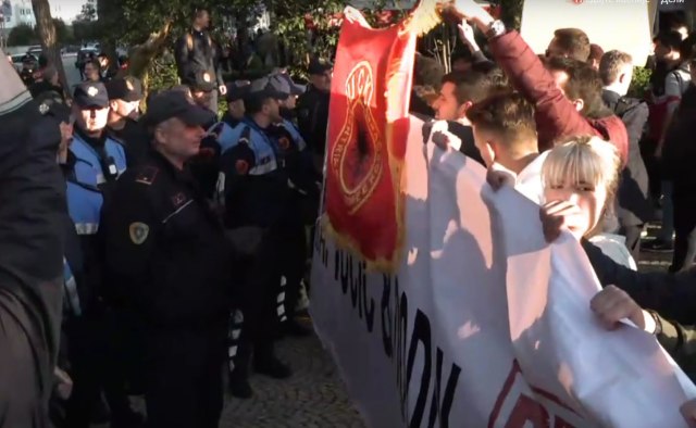 Haos u Tirani: Protest zbog dolaska Vučića eskalirao u sukobe s policijom VIDEO