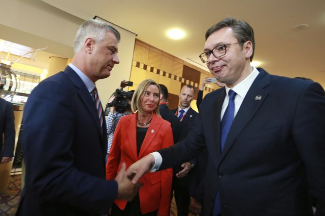 Predsednik Srbije ignorisao slikanje s Metom; Mediji: Hladno rukovanje Vuèiæa i Taèija FOTO