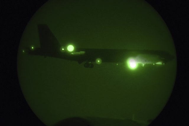 Trampov odgovor Iranu: Bombarder B-52 već u Kataru, nosač aviona na putu
