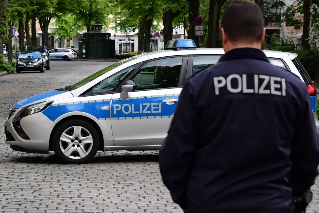 Haos u Nemaèkoj: Policija pokušala da izvuèe telo mrtve žene, migranti ih gaðali kamenjem