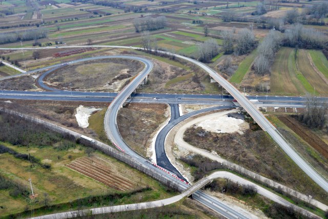 Pobeda građevinara: Ugrađeno 250.000 tona asfalta, probijena dva tunela, izgrađena 33 mosta