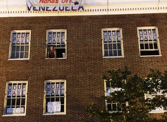 Amerièka policija upala u Ambasadu Venecuele FOTO/VIDEO
