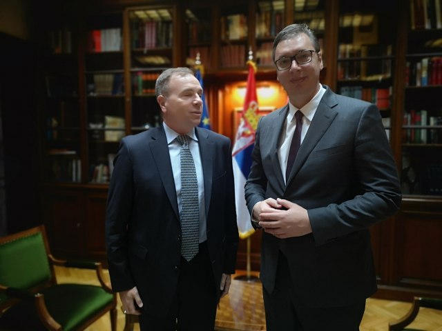 Vucic speaks with former US Army Europe commander
