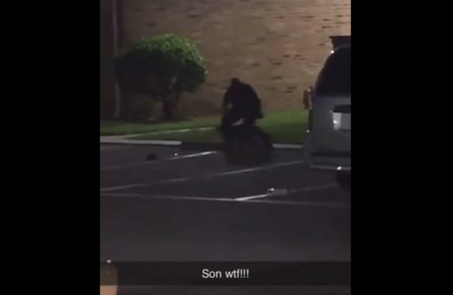 Jeziv snimak: Policajac puca u ženu koja viče da je trudna