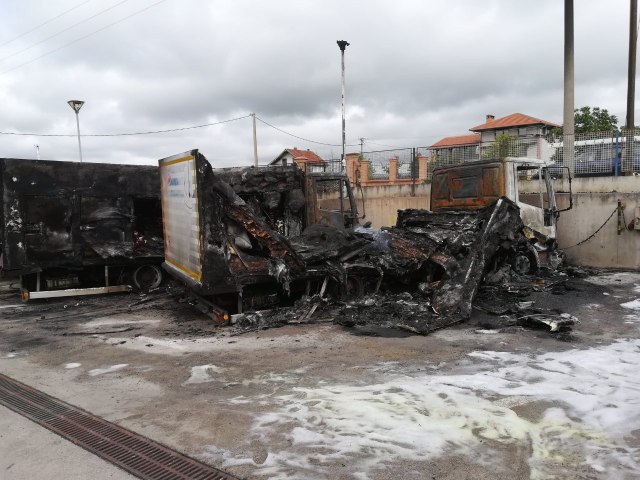 MUP potvrdio: Potpuno izgorelo šest kamiona "Frikoma", gorela još dva VIDEO/FOTO