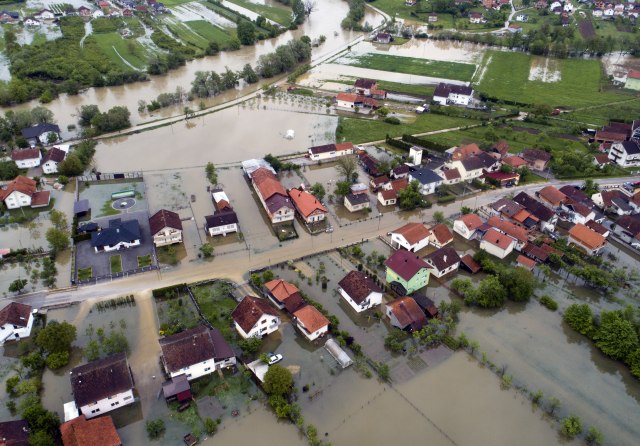 U samo jednom gradu u BiH poplavljeno je 400 kuæa, pokrenuto šest klizišta i srušen most FOTO