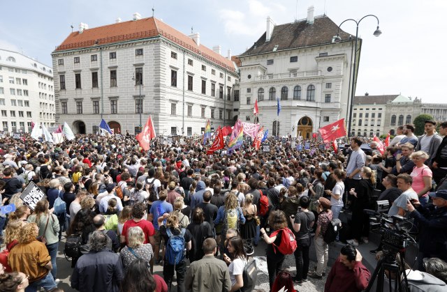 Politièki skandal uzdrmao Beè: Hiljade ljudi na ulicama FOTO