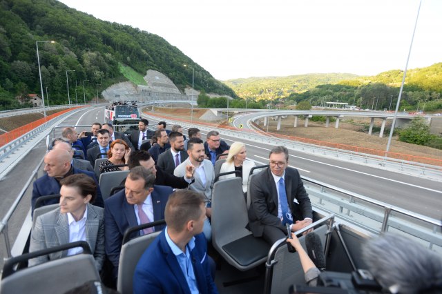 Vožnja kroz Grdelicu: Vučić, ministri i novinari obilaze trasu na Koridoru 10 FOTO