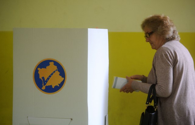 Izbori na Kosovu protièu mirno: Izlaznost do 11 èasova 15,58 odsto