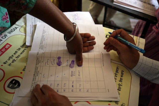 Poslednji dan izbora u Indiji: Pendreci, nasilje i bombe iz "kuæne radinosti"