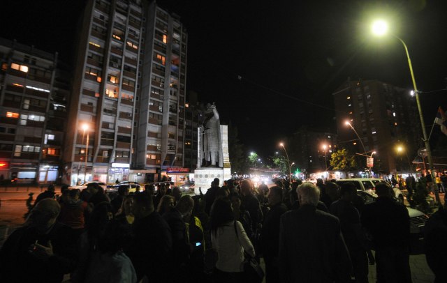 U centru Mitrovice se okupljaju građani da proslave pobedu Srpske liste
