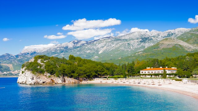 Bez ležaljke i suncobrana ko ne želi: U Crnoj Gori moći će se besplatno na plažu