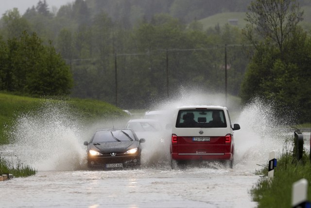 Velike poplave u Nemaèkoj, železnièki saobraæaj u prekidu, stradala jedna osoba