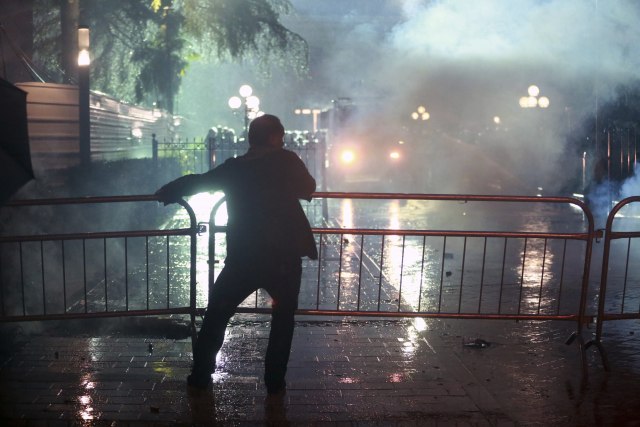Tenzije u Albaniji: Lomljava, dimne bombe, demonstranti predali zahteve, 