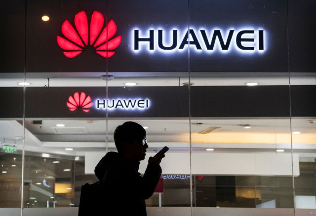 "Poštujemo sve propise koje je donela amerièka vlada": Još kompanija otkazalo saradnju Huaweiju
