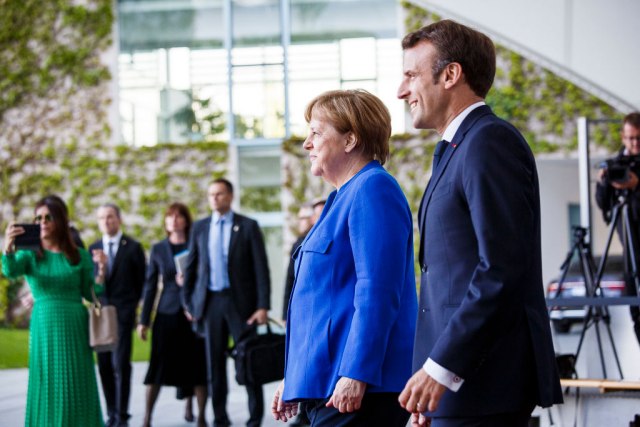 Šta kažu Merkelova i Makron o ostavci Tereze Mej