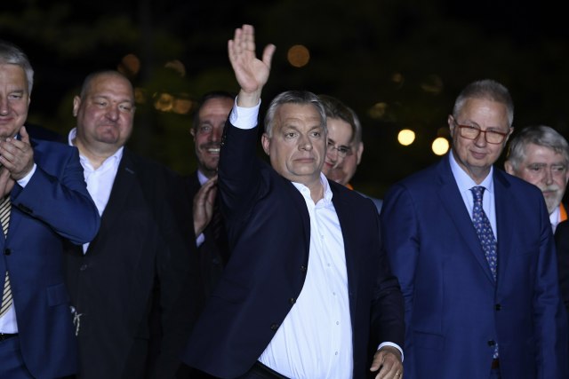 Vuèiæ èestitao Orbanu na pobedi na izborima za EP