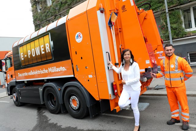 U Beèu smeæe odvozi elektrièni kamion