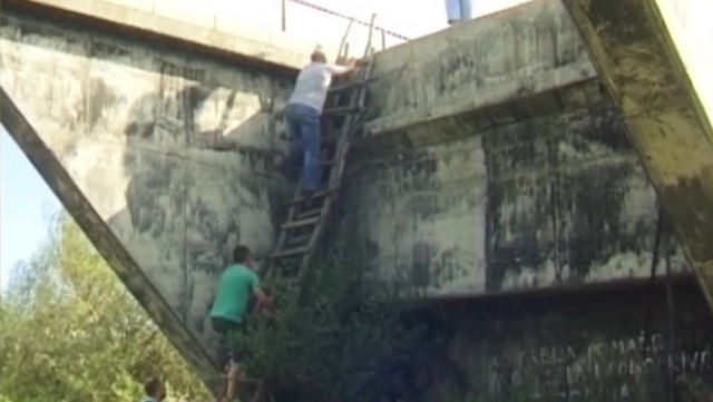 Meštani pet sela kod Leskovca penju se merdevinama na most da bi prešli Južnu Moravu VIDEO