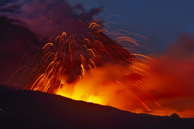 Novi snimci "pobesnele" Etne: Dim, pepeo i užarena lava na sve strane VIDEO/FOTO